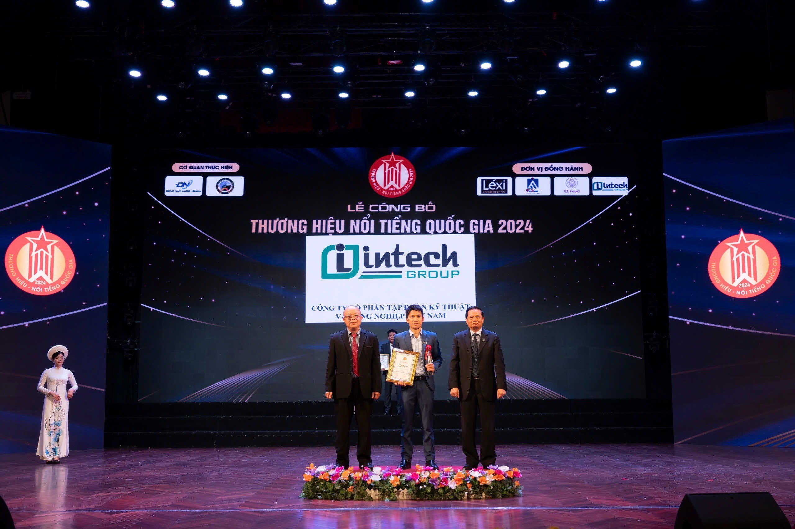 Đại diện Intech Group, ông Hoàng Hữu Yên - Tổng giám đốc nhận giải thưởng Top 10 thương hiệu nổi tiếng Quốc gia 2024