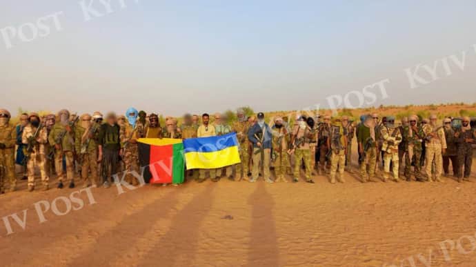 Phiến quân người Tuareg ở Mali chụp ảnh với lá cờ Ukraine&nbsp;(Ảnh: Kyiv Post)