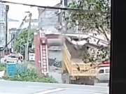 Media - Clip: Đâm trúng cổng làng, tài xế xe tải bị đè tử vong