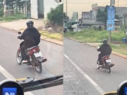 Xe máy - Xe đạp - Clip: Thanh niên điều khiển xe máy có 1-0-2 khiến người xem choáng váng
