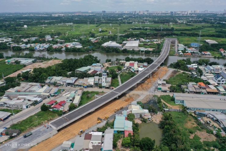 Cầu Cây Khô bắc qua rạch Ông Lớn khởi công năm 2018, tổng vốn đầu tư 500 tỷ đồng dự kiến hoàn thành năm 2023 nhưng trễ tiến độ do vướng mặt bằng.