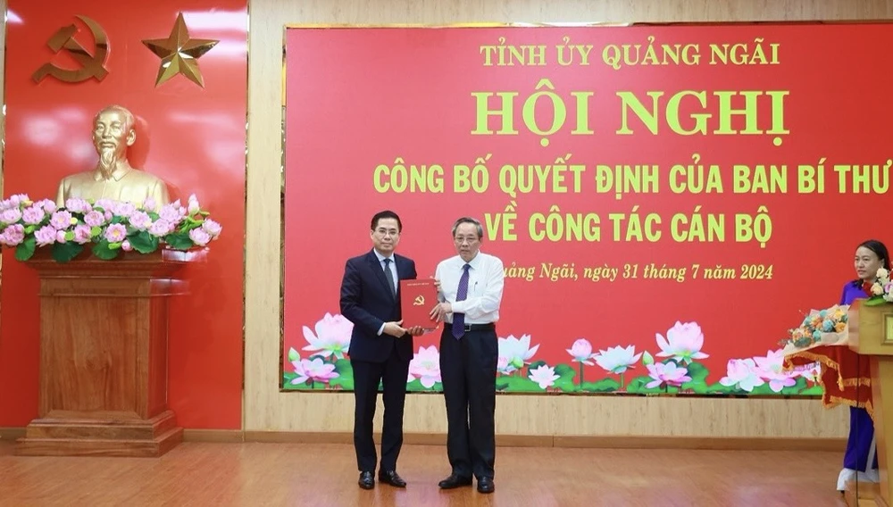 Ông Nguyễn Hoàng Giang giữ chức Phó Bí thư và được giới thiệu để bầu giữ chức Chủ tịch UBND tỉnh Quảng Ngãi. Ảnh: AC