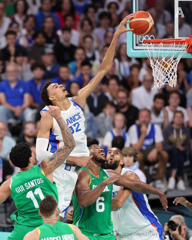 'Người khổng lồ' cao 2,24m tạo cơn sốt ở Olympic Paris - 2