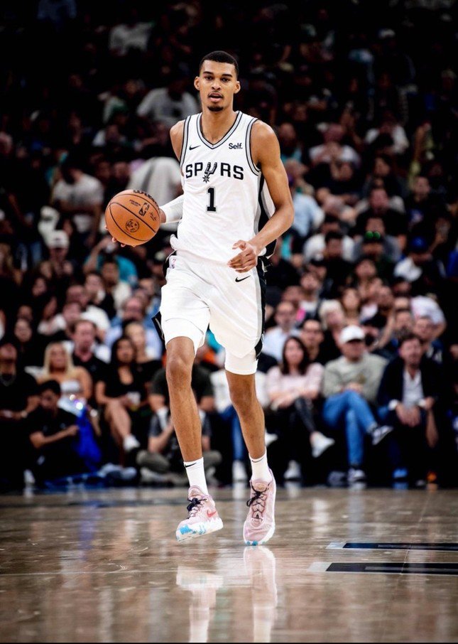 'Người khổng lồ' cao 2,24m tạo cơn sốt ở Olympic Paris - 3