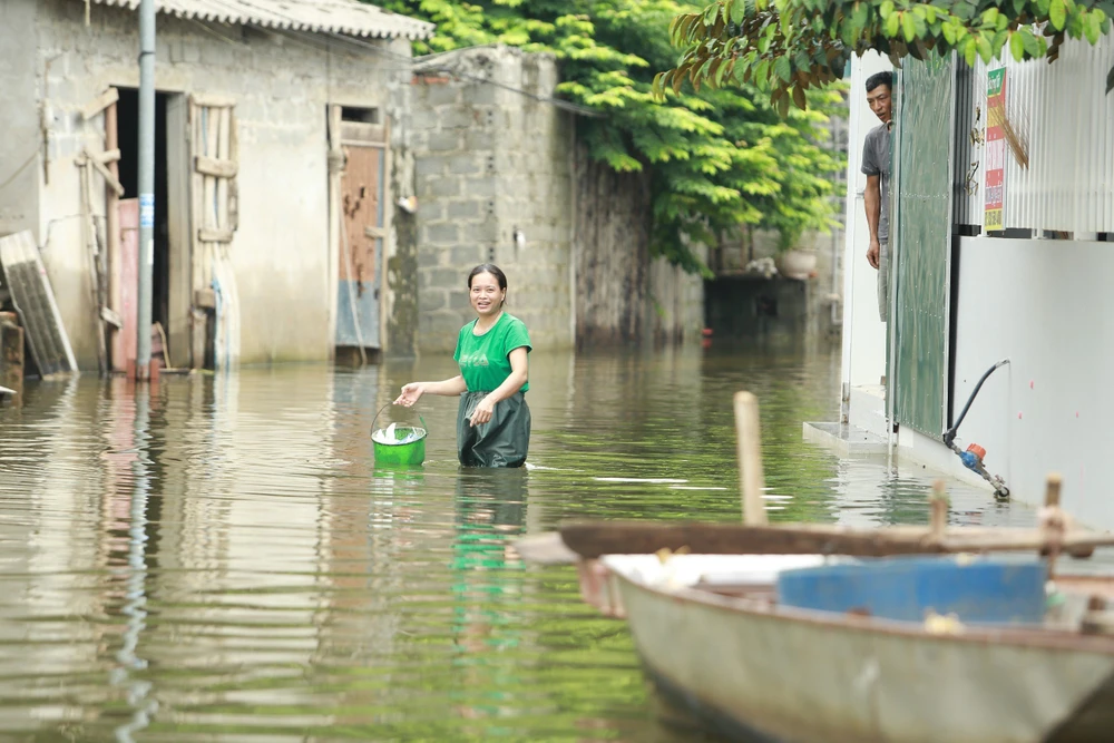 Nguyên nhân ngập lụt kéo dài ở ngoại thành Hà Nội và mối lo về an toàn đê điều