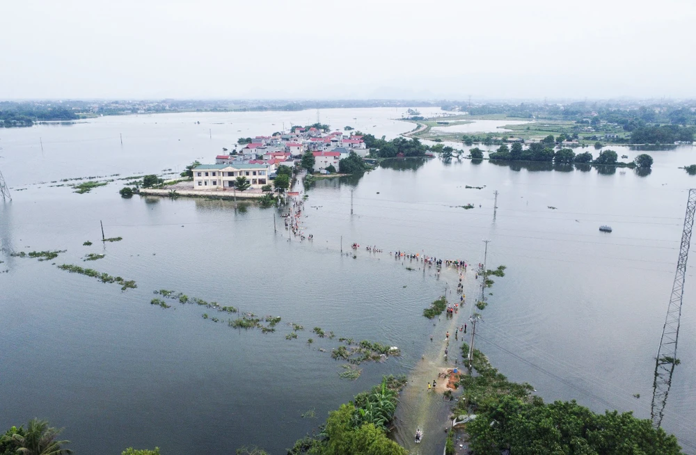 Nước ngập tại khu vực thuộc huyện Quốc Oai, Hà Nội. Ảnh: PHI HÙNG