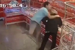 Clip: Cầm rìu đi cướp tiệm vàng, người đàn ông nhận kết đắng