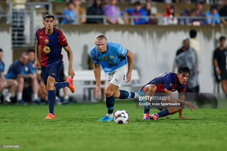 Haaland bị thay ra sau hiệp 1 trận gặp Barca vì gặp vấn đề về cơ bắp