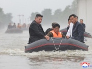 Thế giới - Ông Kim Jong Un ngồi xuồng đi vào vùng lũ, cách chức một bộ trưởng