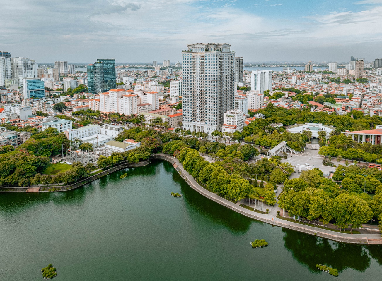 Hanoi Signature được bao quanh bởi cây xanh, hồ nước, mang lại không gian sống yên bình, giao hòa với tự nhiên
