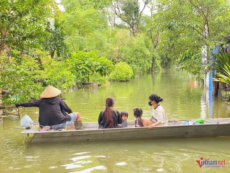 6 ngày không ngủ ở nhà, thức đến 1h sáng trông xe miễn phí giúp dân vùng lụt - 1