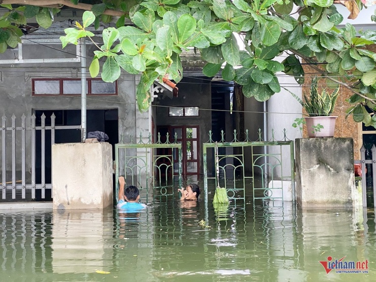 Trẻ bơi bị nhắc nhở để tránh nguy hiểm