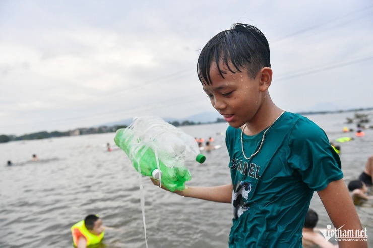 Bến Vôi thành điểm bơi lội sôi động giữa mùa nước ngập