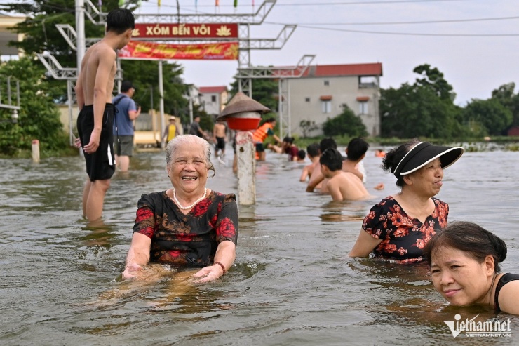 Bến Vôi thành điểm bơi lội sôi động giữa mùa nước ngập