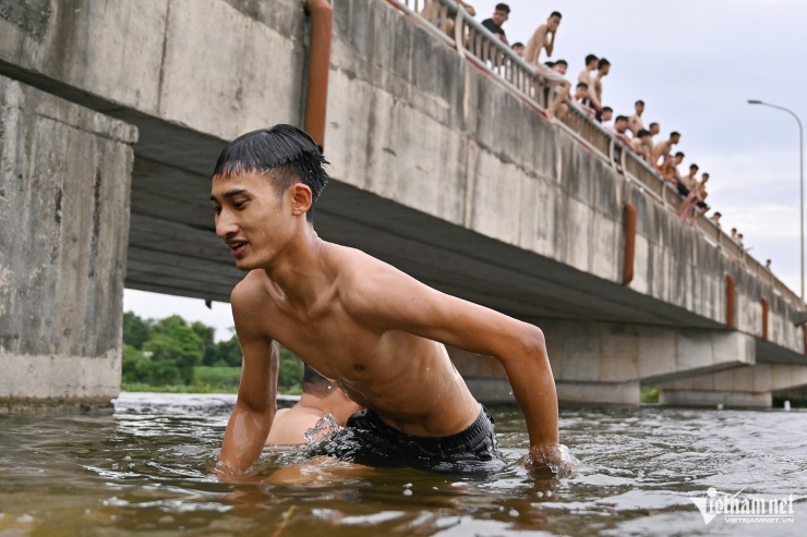 Bến Vôi thành điểm bơi lội sôi động giữa mùa nước ngập