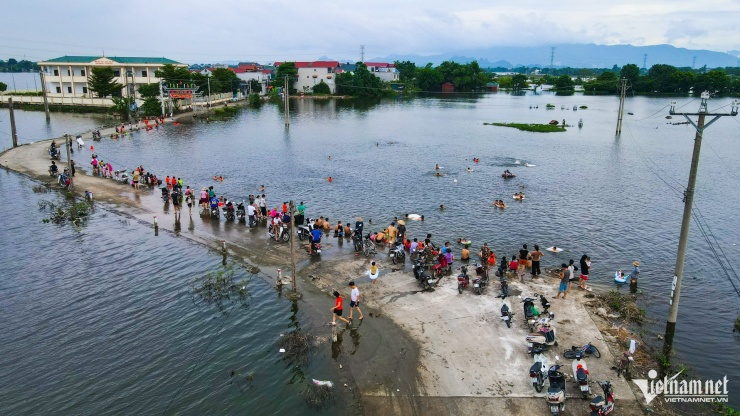 Bến Vôi thành điểm bơi lội sôi động giữa mùa nước ngập