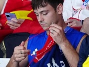 Đàn ông - 'Nam thần' Tom Daley miệt mài đan len qua các kỳ Olympic