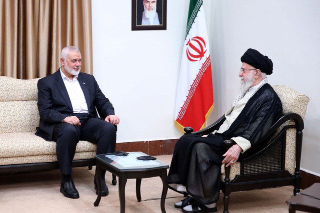 Thủ lĩnh cấp cao của nhóm Hamas Ismail Haniyeh (trái) trong cuộc gặp lãnh tụ tối cao Iran Ali Khamenei tại Tehran hôm 30-7. Ảnh: REUTERS