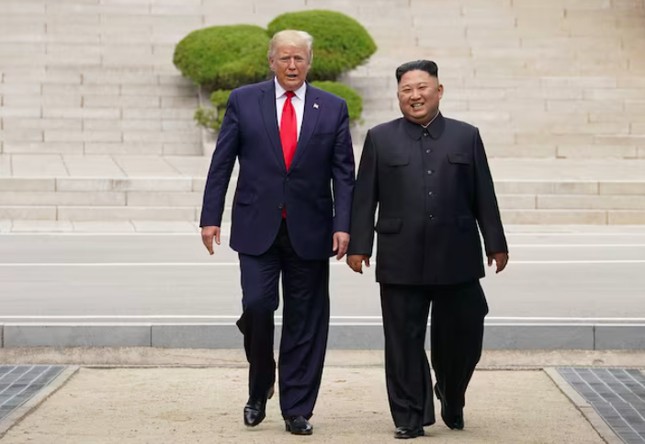 Ông Trump và ông Kim trong cuộc gặp ở Khu phi quân sự, năm 2019. (Ảnh: Reuters)