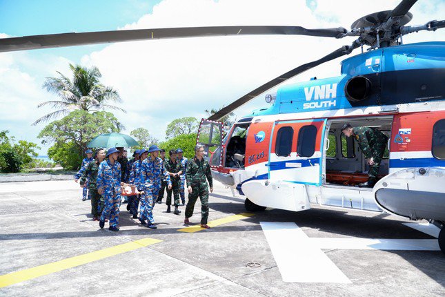 Cứu hộ y tế đường không ngoạn mục: Đưa 2 bệnh nhân nguy kịch từ Trường Sa về đất liền