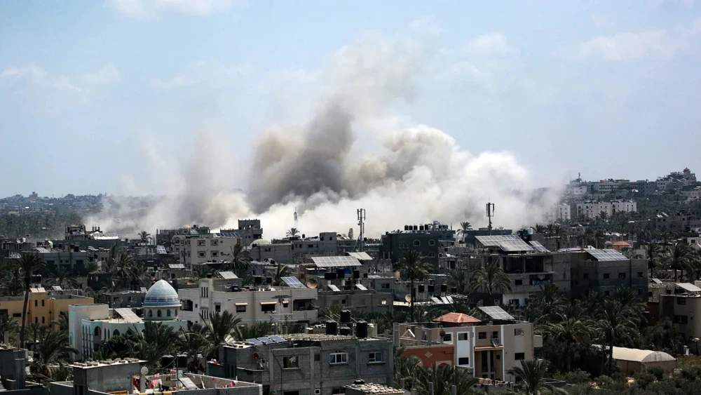 Khói bốc lên sau cuộc không kích của Israel vào Gaza hôm 27-7. Ảnh: AFP