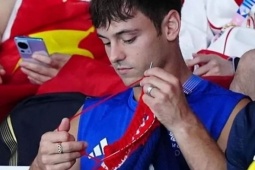 Đàn ông - 'Nam thần' Tom Daley miệt mài đan len qua các kỳ Olympic