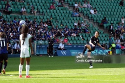 Bóng đá - Siêu phẩm đỉnh cao bóng đá Olympic: Chị em vô lê, đá phạt và sút xa &quot;cháy lưới&quot;