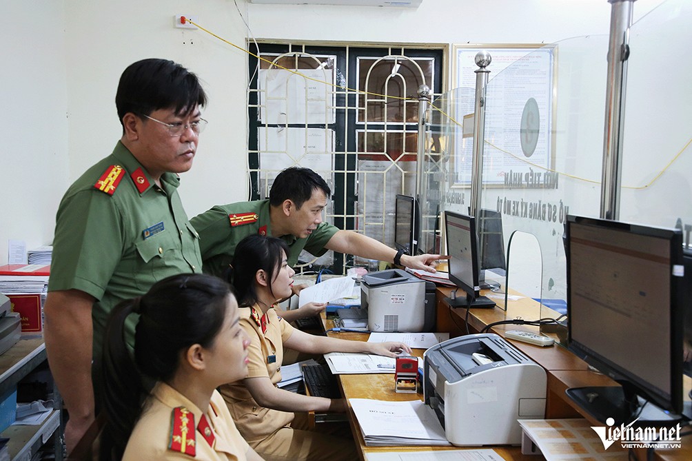 Đăng ký xe trực tuyến trên VNeID và Cổng dịch vụ công: Chỉ mất 10 phút