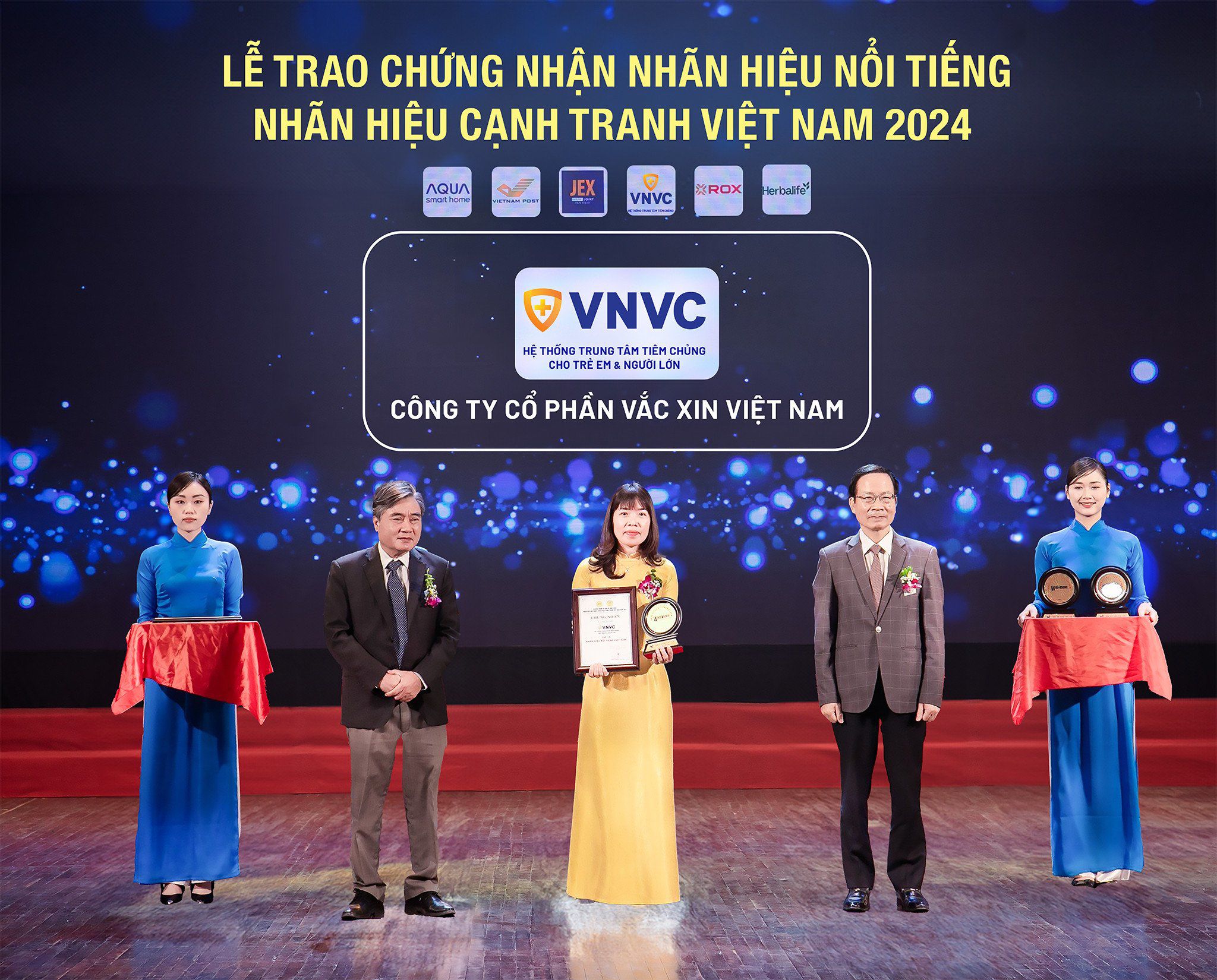 Đại diện Hệ thống trung tâm tiêm chủng VNVC nhận chứng nhận top 10 “Nhãn hiệu nổi tiếng Việt Nam 2024” ngày 31/7.