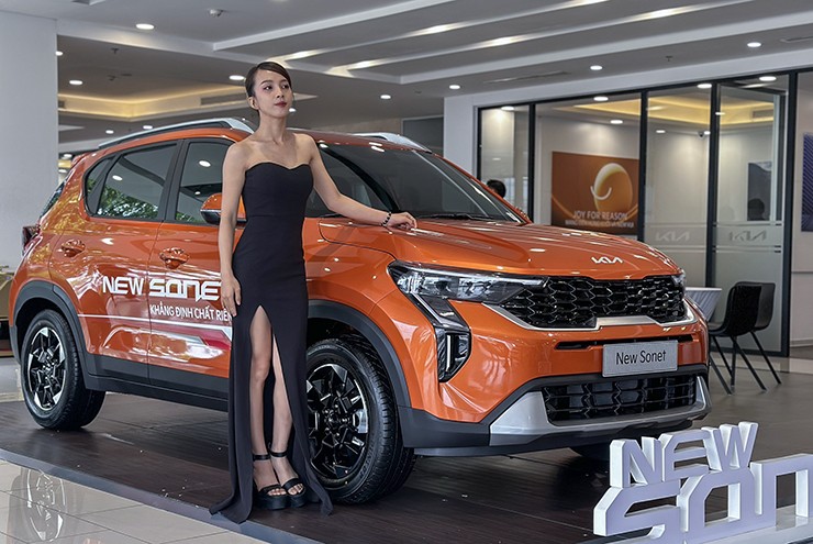 Kia Sonet 2024 được giới thiệu với ba phiên bản là Deluxe, Luxury và Premium, trong đó phiên bản cao cấp Premium có mức giá lên tới 619 triệu đồng.
&nbsp;