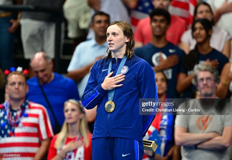 Katie Ledecky trên bục nhận HCV