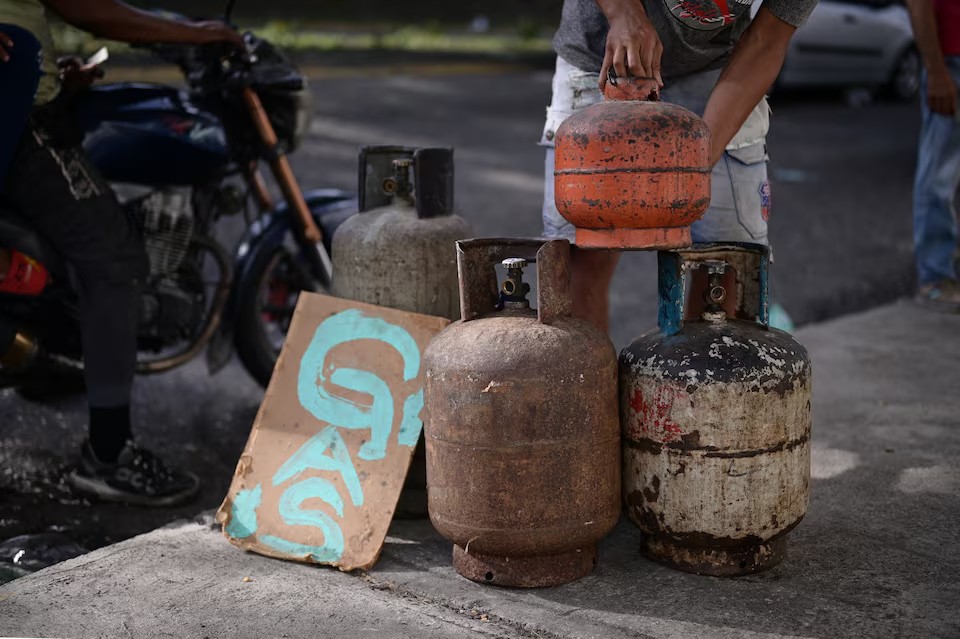 Quốc gia nhiều dầu mỏ hàng đầu thế giới nhưng vẫn phải đốt củi vì lí do này - 1