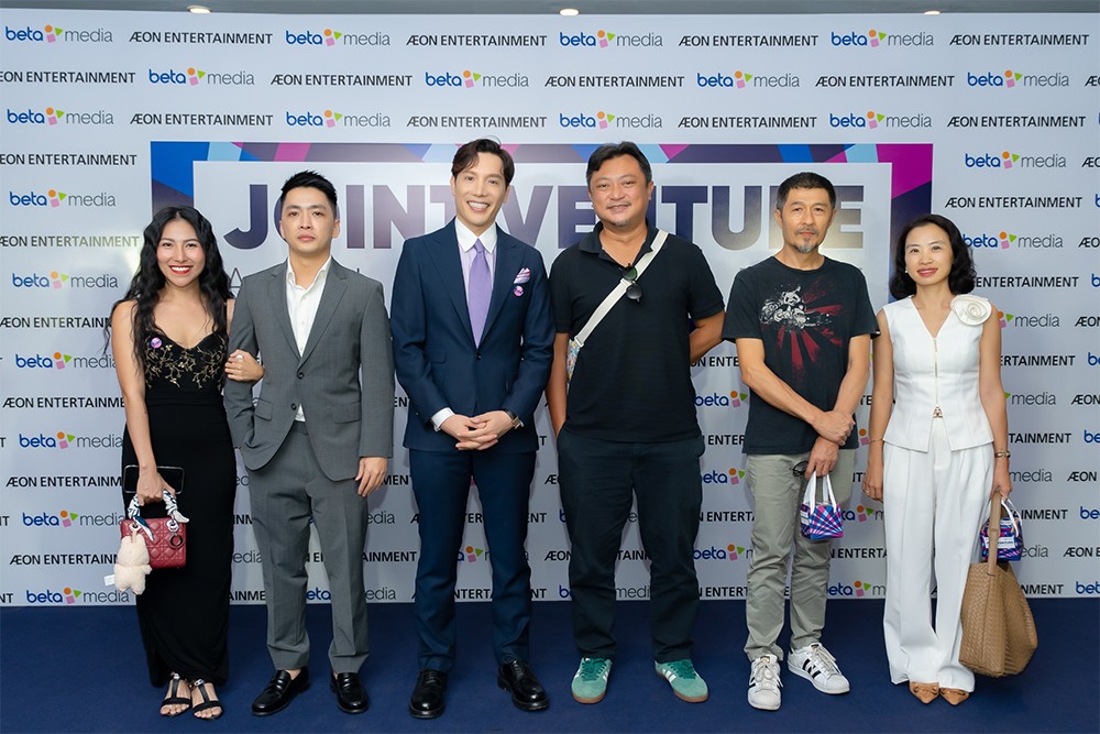 Các đạo diễn, nhà sản xuất phim, diễn viên đình đám đến chúc mừng Shark Minh Beta: Nhà sản xuất phim - đạo diễn Charlie Nguyễn, đạo diễn Phan Gia Nhật Linh