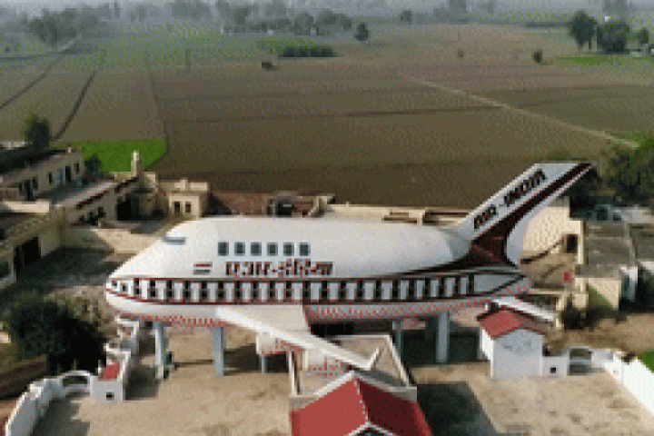 Phi thường - kỳ quặc - Ngôi làng độc lạ, nóc nhà neo đậu toàn xe tăng, máy bay chiến đấu