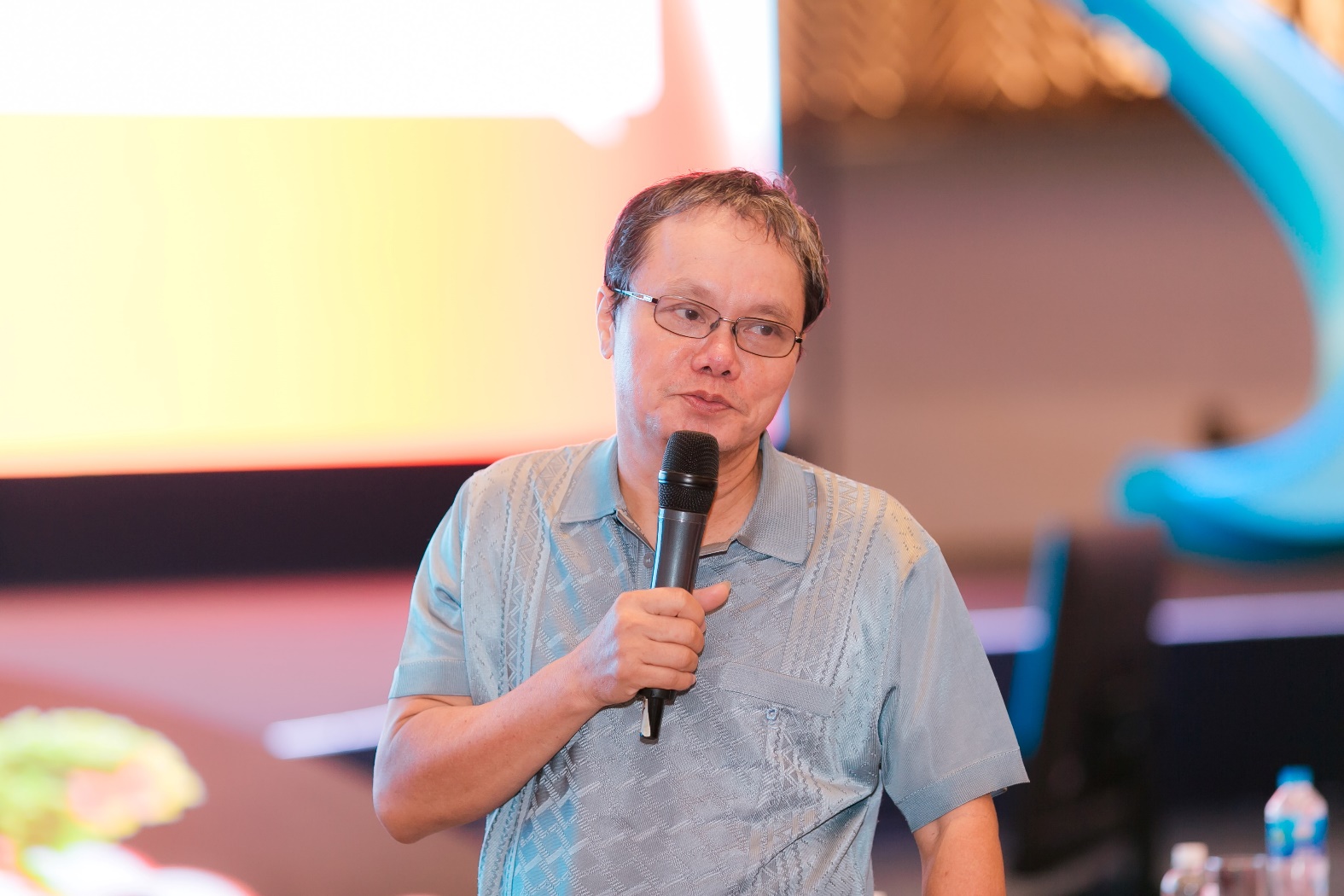 Bác sĩ Trương Hữu Khanh chia sẻ tại hội thảo