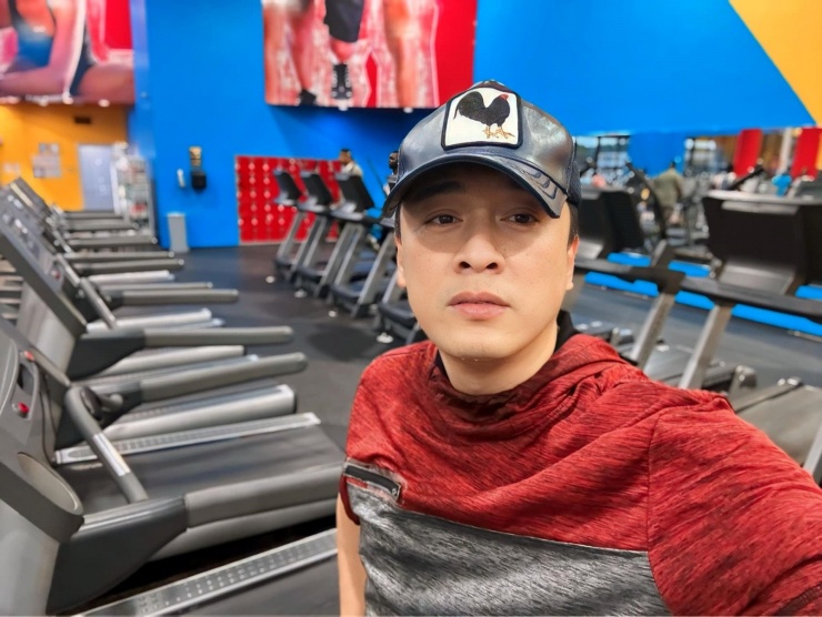 Lam Trường chăm tập gym tuổi 49. Ảnh: FBNV