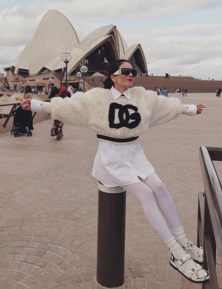 Giọng ca Hà Nội diện mốt giấu quần với sơ mi dáng dài, crop top lông vũ của Dolce &amp; Gabbana ở Nhà hát Opera Sydney.