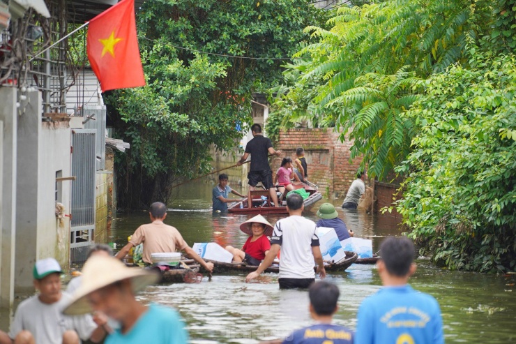 Thuyền nhỏ nối nhịp cầu tình người trên vùng rốn lũ Chương Mỹ