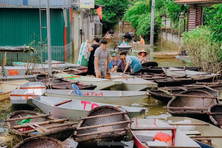 Thuyền cứu trợ - Cầu nối yêu thương giữa biển lũ Chương Mỹ