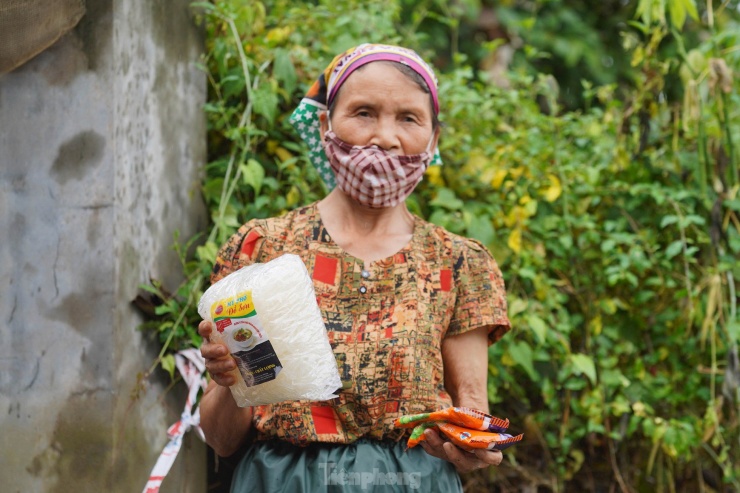 Bà Phùng Thị Liên (thôn Nhân Lý) không giấu được niềm vui và xúc động khi nhận được sự hỗ trợ kịp thời. "Người Việt luôn có tinh thần tương thân tương ái, tình làng nghĩa xóm, đặc biệt vào lúc mưa lũ thế này. Tôi rất hạnh phúc khi được mọi người hỗ trợ, chỉ mong nước nhanh rút để chúng tôi trở về cuộc sống thường ngày", bà Liên chia sẻ.