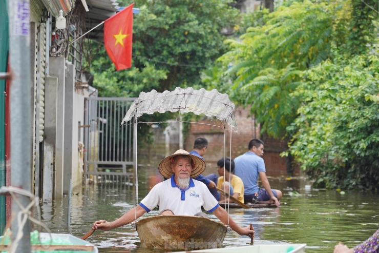 Ông Nguyễn Huy Tắc (thôn Nhân Lý) chèo thuyền từ sâu trong làng ra ngoài để nhận hỗ trợ. Ông Tắc cho biết, mấy hôm trước nhà ông ngập gần 2 mét, không thể ở, phải đến ở nhờ nhà người quen ở trên cao. "Được sự quan tâm của chính quyền các cấp, các nhà hảo tâm chúng tôi cảm thấy rất ấm lòng", ông Tắc xúc động nói.