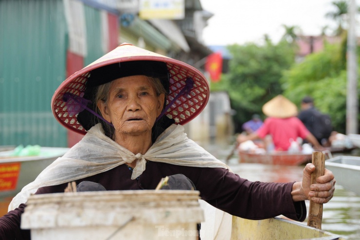 Thuyền nhỏ nối nhịp cầu tình người trên vùng rốn lũ Chương Mỹ