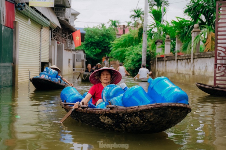 Thuyền nhỏ nối nhịp cầu tình người trên vùng rốn lũ Chương Mỹ