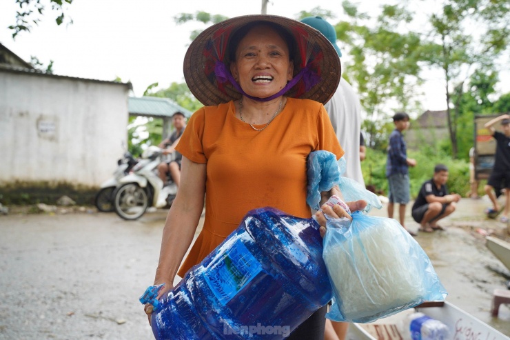 Thuyền nhỏ nối nhịp cầu tình người trên vùng rốn lũ Chương Mỹ