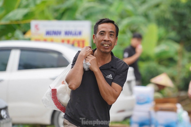 Những phần quà như một động lực thiết thực thể hiện tinh thần tương thân tương ái, "lá lành đùm lá rách" của người Việt Nam, là tình cảm ấm áp mà các nhà hảo tâm, cấp chính quyền muốn gửi gắm tới bà con vùng lũ.