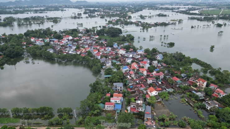 Thuyền nhỏ nối nhịp cầu tình người trên vùng rốn lũ Chương Mỹ