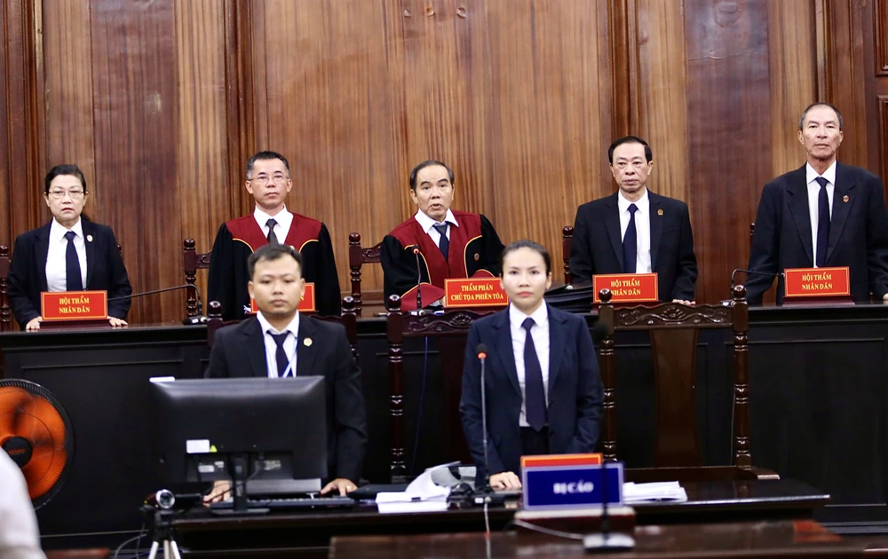 HĐXX đại án đăng kiểm do thẩm phán Huỳnh Văn Trực - Phó chánh tòa hình sự làm chủ tọa. Ảnh: HOÀNG GIANG