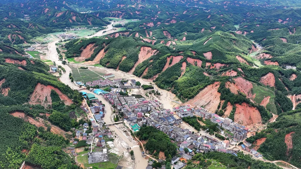 Siêu bão Gaemi càn quét TP Tư Hưng (tỉnh Hồ Nam, Trung Quốc). Ảnh: TÂN HOA XÃ