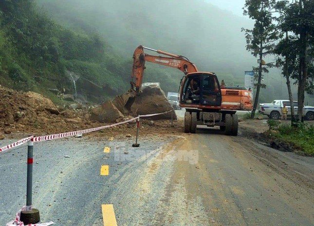 Sạt lở nghiêm trọng trên Quốc lộ 4D tại Lào Cai, giao thông tê liệt