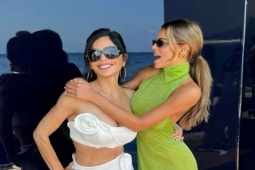 Lauren Sanchez nóng bỏng bên hội chị em